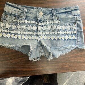 Woman’s/juniors size 0 jean daisy shorts